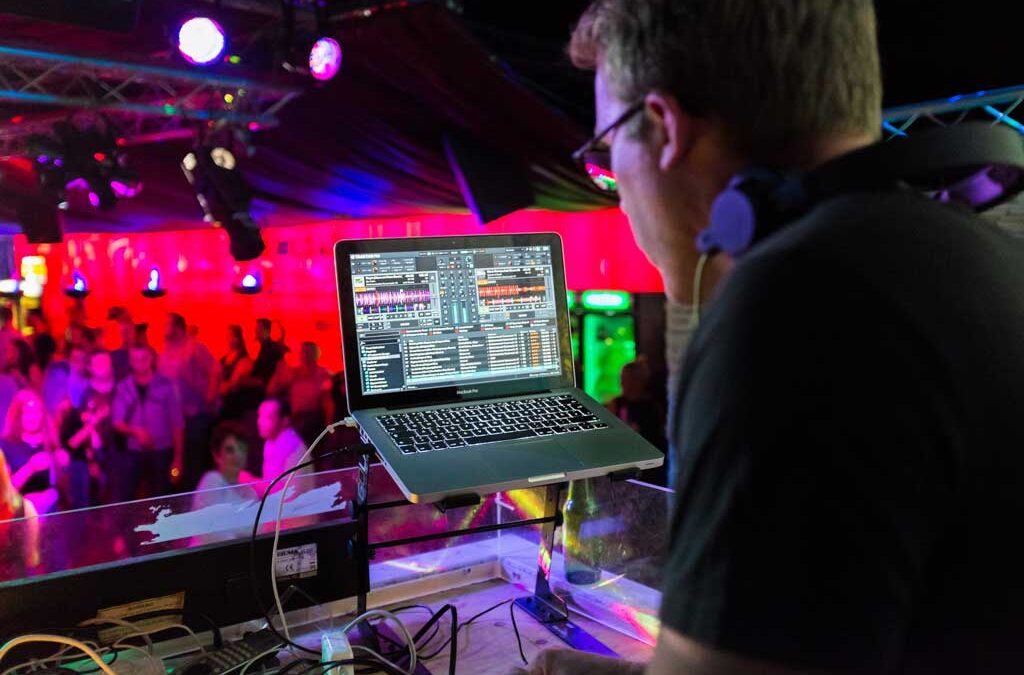 Cómo contratar a un DJ para fiestas?