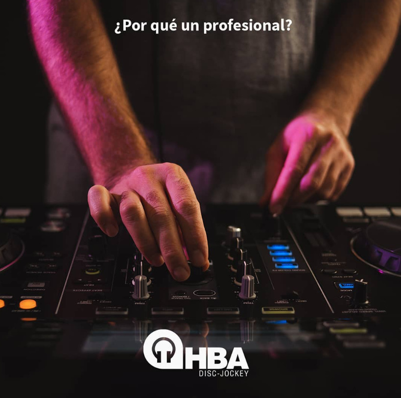 manos de dj en consola de sonido. ¿Cuánto sale un DJ para una fiesta en Argentina?