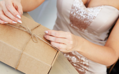 Novia abriendo un obsequio y esperando que sean ideas originales para regalo de casamiento