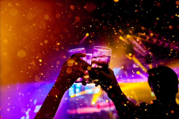 Cómo calcular la bebida para una fiesta: Guía completa